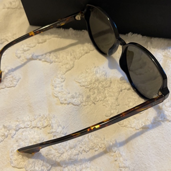DIOR
Brown Gray Ladies Sunglasses - Picture 5 of 7